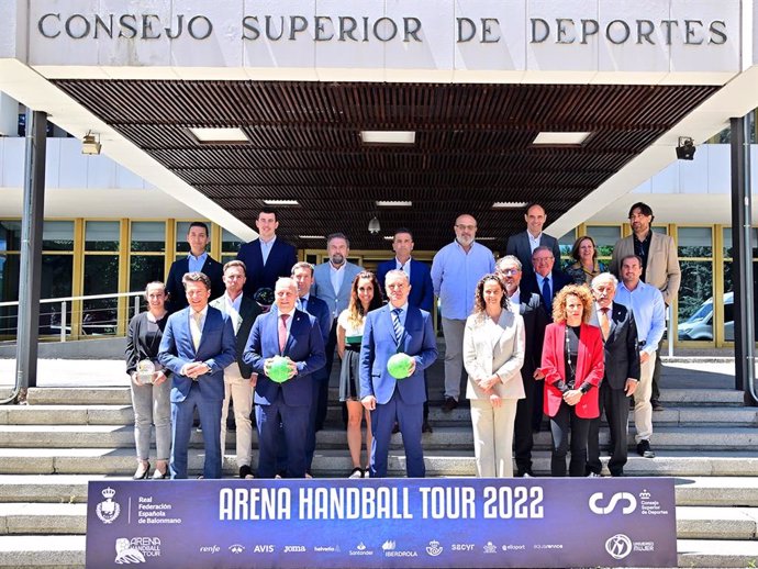Foto de familia de los presentes en la presentación del Arena Handball Tour 2022