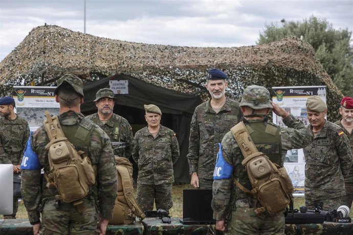 El Rey Felipe VI durante su visita en la Base Militar 'Jaime I' de Bétera (Valencia) al Cuartel General Terrestre de Alta Disponibilidad (CGTAD) y al Regimiento de Operaciones de Información N1 (ROI 1) . 