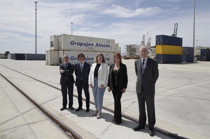 La presidenta de Adif y Adif AV, María Luisa Domínguez, en su visita al Puerto de Huelva.