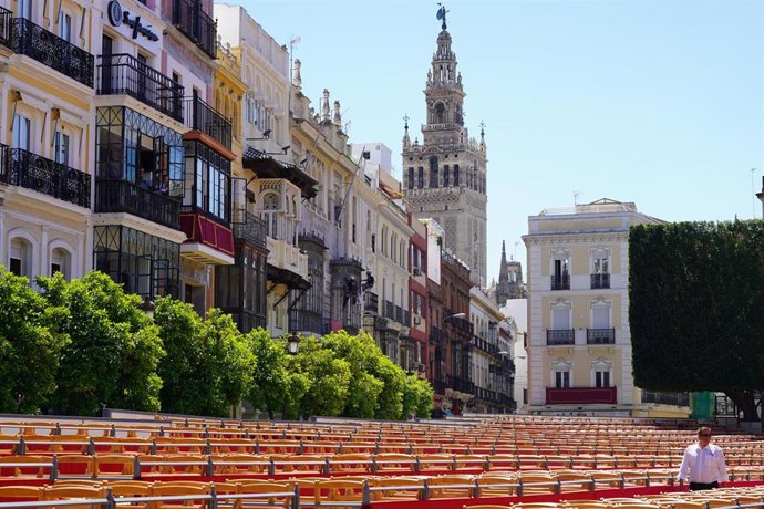 Archivo - Palcos de la carrera oficial de la Semana Santa en la Plaza de San Francisco.