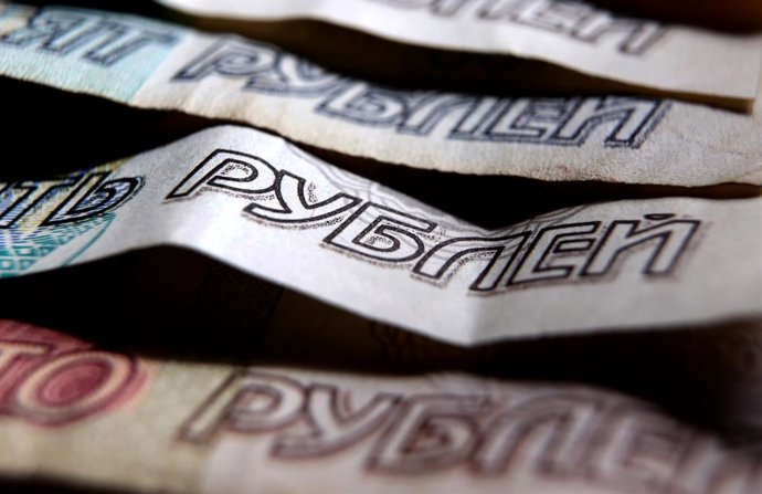 Archivo - FILED - 07 April 2022, Bavaria, Kaufbeuren: A general view of Russian ruble banknotes. Photo: Karl-Josef Hildenbrand/dpa
