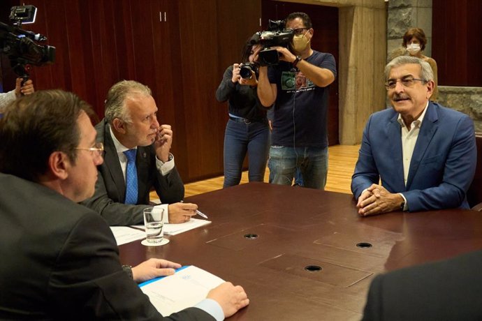 El ministro de Asuntos Exteriores, José Manuel Albares, el presidente de Canarias, Ángel Víctor Torres, y el vicepresidente, Román Rodríguez, en una reunión en Presidencia