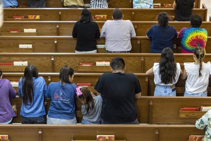 Personas rezando en una iglesia de Uvalde (Texas) tras el tiroteo