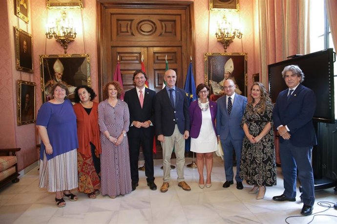 Firma de los convenios entre el alcalde de Sevilla, Antonio Muñoz, y las dos universidades sevillanas.