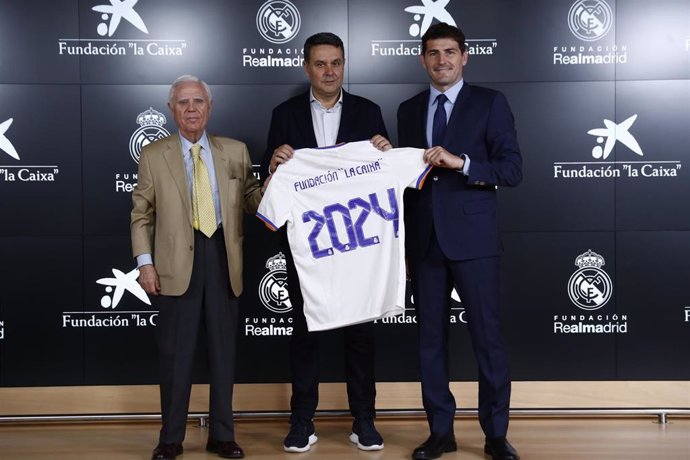 El vicepresidente ejecutivo de la Fundación Real Madrid, Enrique Sánchez; y el adjunto al director general del organismo, Iker Casillas; y el director corporativo del Área de Marketing y Educación de Fundación la Caixa, Xavier Bertolín.