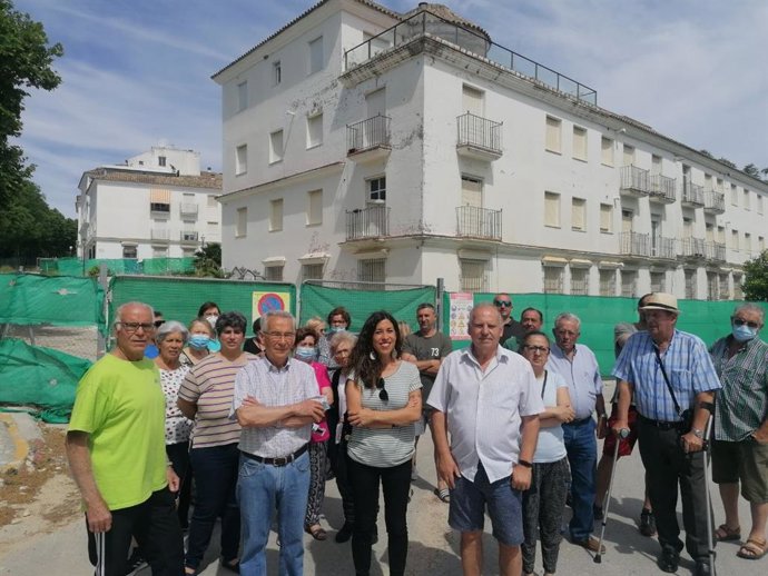 La candidata de Adelante Andalucía por la provincia de Cádiz, Leticia Blanco, durante su visita a Arcos de la Frontera.