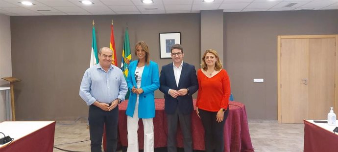 La delegada de Turismo, Rosa Hernández, y el alcalde de Palomares, Manuel Benjumea, en el centro de la imagen.