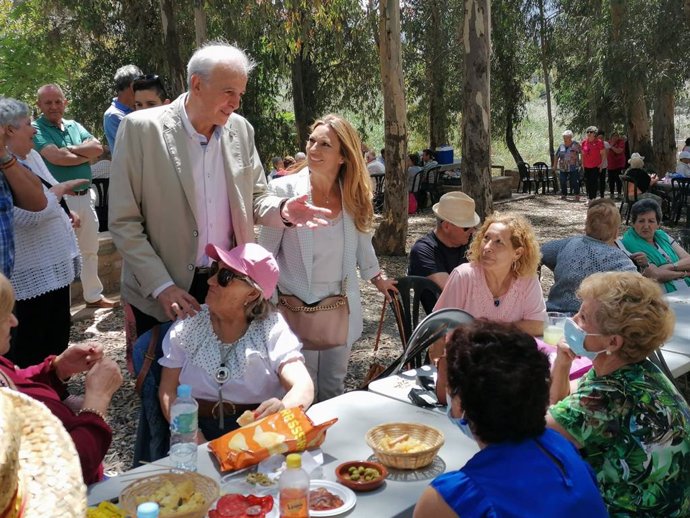 Manuel Montalvo y Concha Insúa, con mayores de la Alpujarra en el Día del Arroz