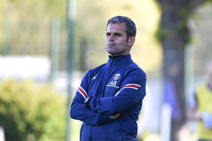 Archivo - Didier Olle-Nicolle, entrenador del equipo femenino del Paris Saint-Germain 