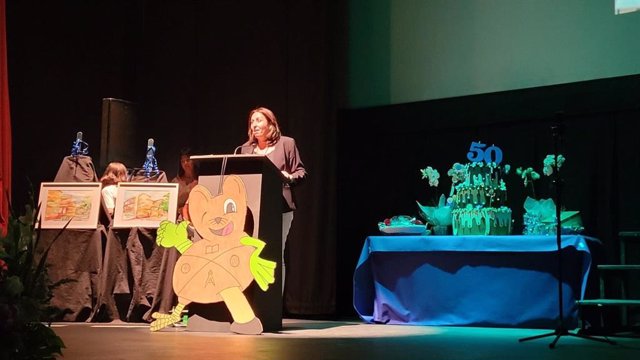 La delegada de Educación y Deporte de la Junta en Huelva, Estela Villalva, asiste a la gala del 50 aniversario del CEIP Prácticas.