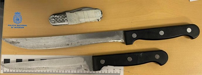 Cuchillos con los que el hombre amenazó al personal del centro médico.