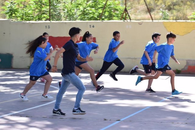La marchadora accitana María Pérez participa en el Colegio Santa Cristina de Granada en una actividad del programa 'Mentor 10'.