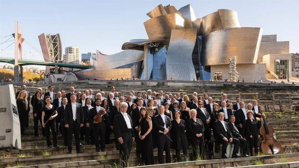 La BOS junto al Museo Guggenheim Bilbao