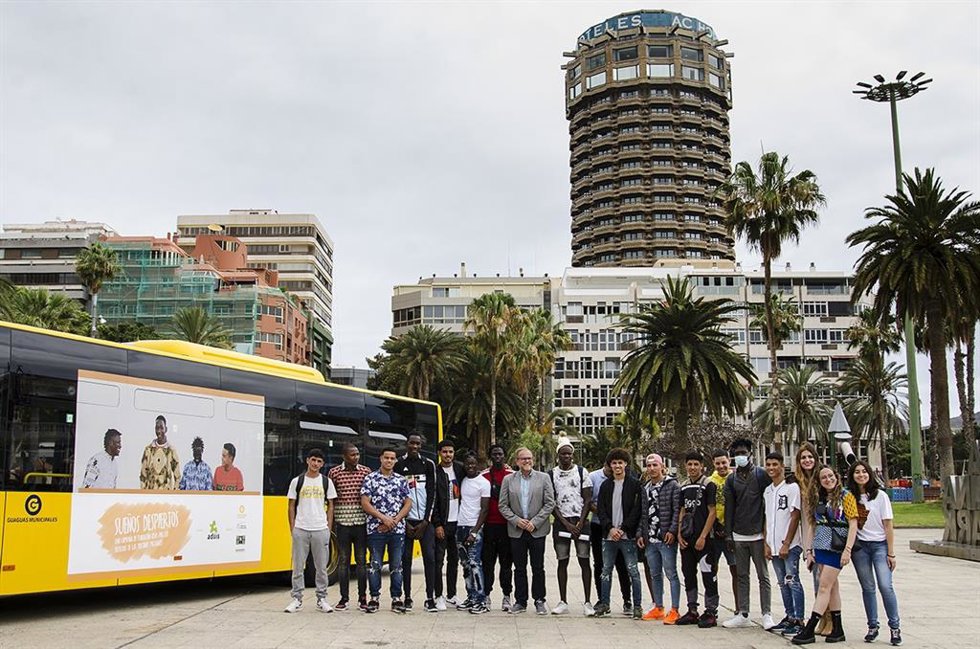 Jóvenes que han participado en la exposición de fotografías 'Sueños Despiertos' que se mostrará en una guagua de Las Palmas de Gran Canaria