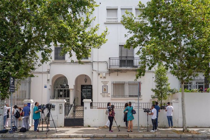 Fachada principal de la residencia cerrada en Manuel Siurot