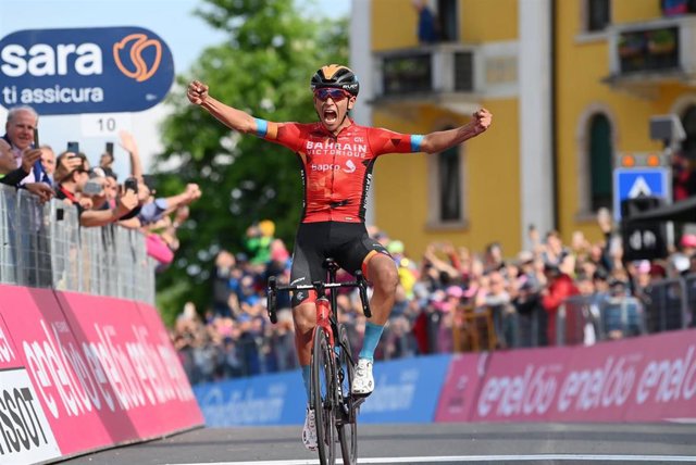 El ciclista colombiano Santiago Buitrago (Bahrain-Victorious) gana la 17ª etapa del Giro de Italia 2022, entre Ponte di Legno y Lavarone