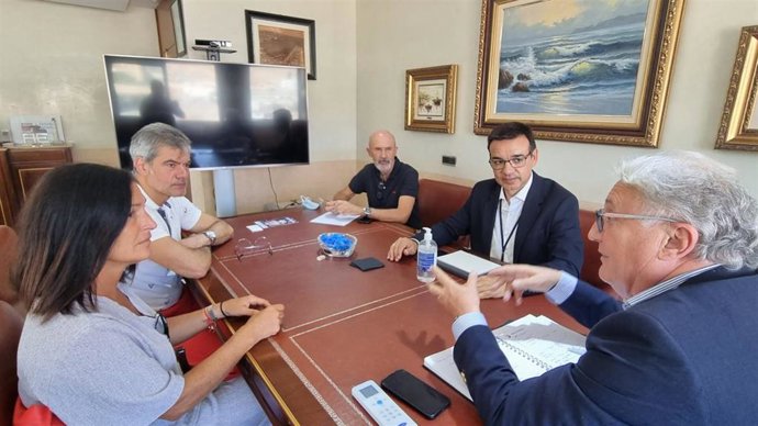 El presidente de la Autoridad Portuaria de Almería se reúne con comerciantes del centro.