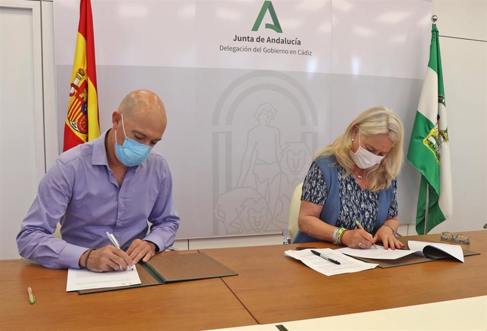Archivo - Firma adjudicación de máquinas expendedoras a Fegadi.