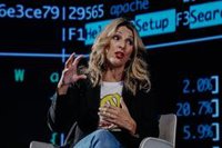 Díaz insiste en vincular parte de vacantes a bajos salarios y pide a Cuerva "respeto" al diálogo social