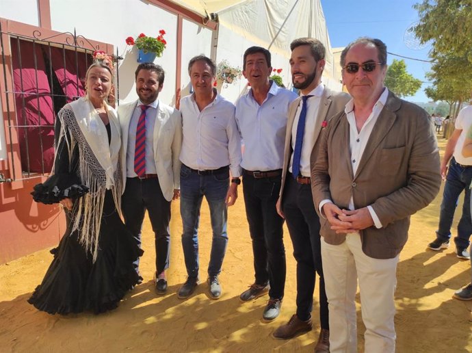 El vicepresidente del Gobierno andaluz y candidato de Cs a la Presidencia de la Junta, Juan Marín (tercero por la dcha.), junto al candidato por Córdoba Ángel Pimentel (cuarto) y al presidente AJE Córdoba, Félix Almagro (quinto), en la Feria de Córdoba.