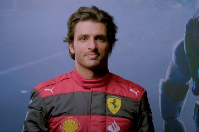 El piloto de Ferrari Carlos Sainz pondrá voz a un personaje de Lightyear, el spin off de Toy Story