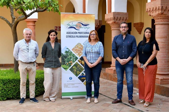 Autoridades tras la firma para renovar la colaboración entre el Ayuntamiento de Palma del Río y Palmanaranja.