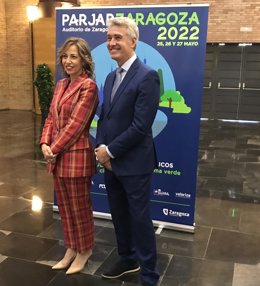 La consejera municipal de Servicios Públicos y Movilidad del Ayuntamiento de Zaragoza, Natalia Chueca,  con el jefe de Servicio y Ecología Urbana del Ayuntamiento de Zaragoza y presidente de la Asociación Española de Parques y Jardines, Francisco Bergua