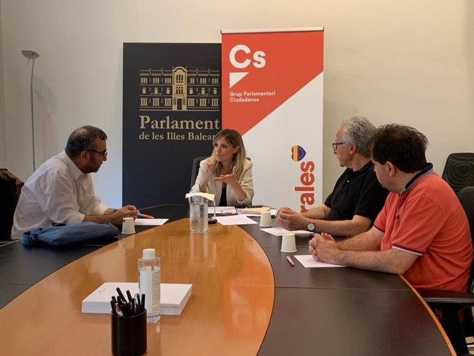 La coordinadora autonómica de Ciudadanos (Cs) Baleares y portavoz del grupo parlamentario, Patricia Guasp, en una reunión con el presidente de PLIS. Educación, por favor, Pep Ignasi Aguiló.