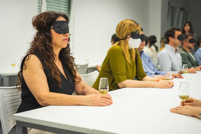 La consejera de Igualdad, Políticas Sociales y Conciliación, Rocío Ruiz, durante la cata sensorial en Jerez.