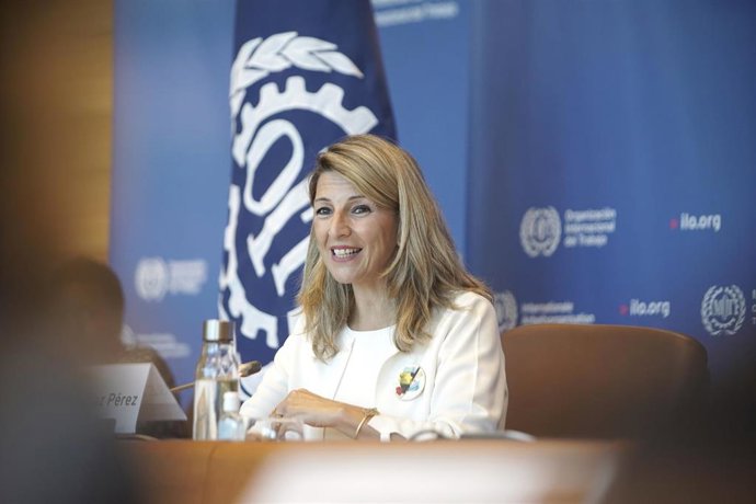 Yolanda Díaz y el director de la OIT presentan en Ginebra la guía para inclusión de las personas LGBTIQ+ en el mundo laboral