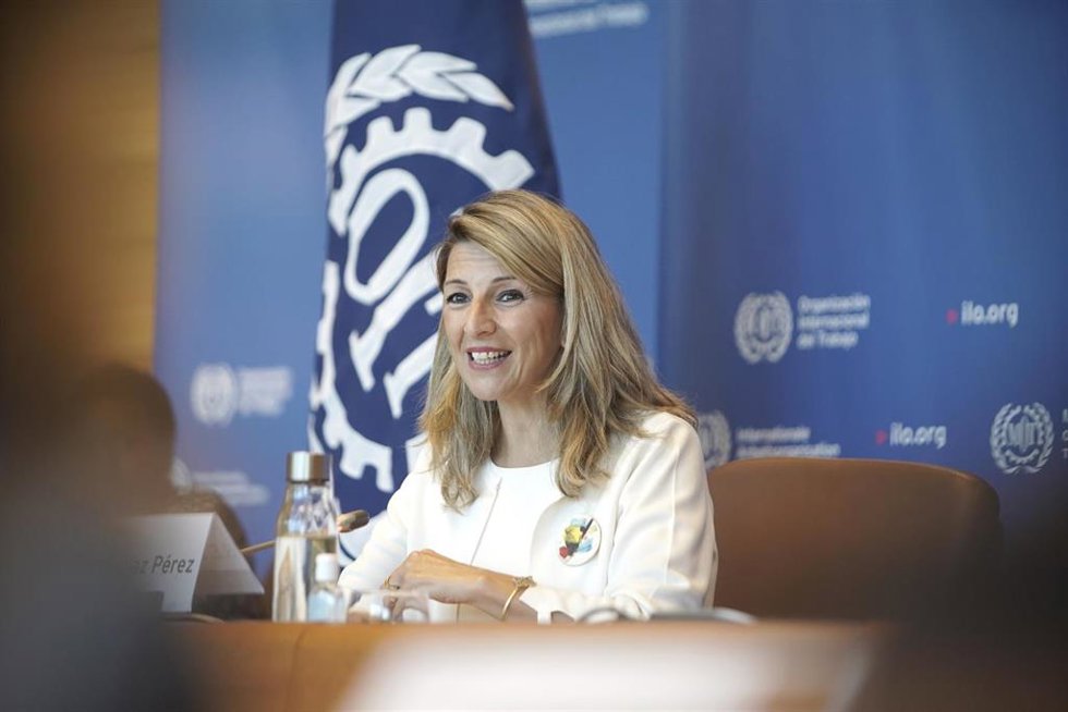 Yolanda Díaz y el director de la OIT presentan en Ginebra la guía para inclusión de las personas LGBTIQ+ en el mundo laboral