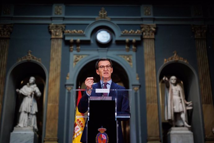 El presidente del PP, Alberto Núñez Feijóo, responde a los medios tras tomar posesión de su acta de senador, en el Senado