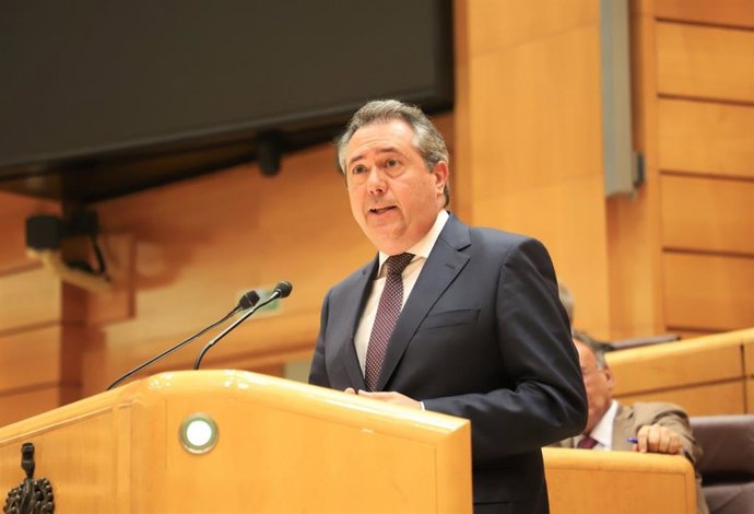 El secretario general del PSOE-A y senador, Juan Espadas, defiende una moción en el Senado.