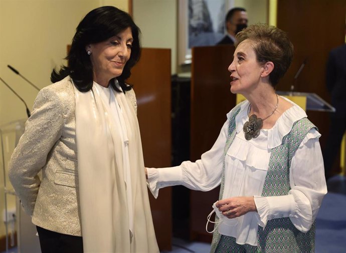 La nueva directora del Centro Nacional de Inteligencia (CNI), Esperanza Casteleiro (i) y la ex directora del CNI, Paz Esteban (d), a su salida del acto de jura de su nuevo cargo en la sede del Ministerio