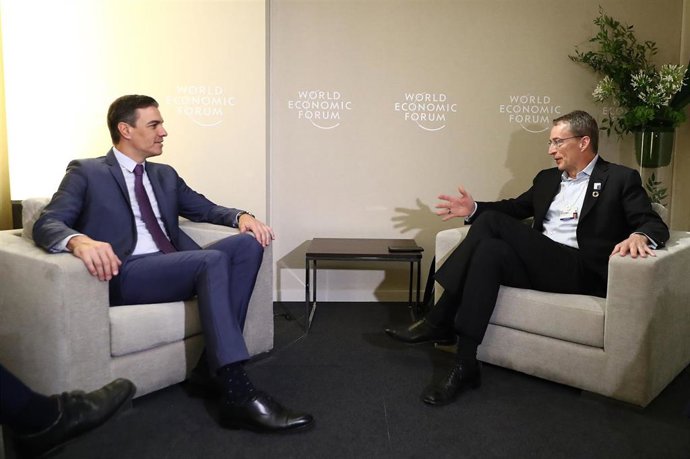 El presidente de Gobierno, Pedro Sánchez, durante una reunión con el consejero delegado de Intel, Pat Gelsinger, en una reunión durante el de Foro de Davos