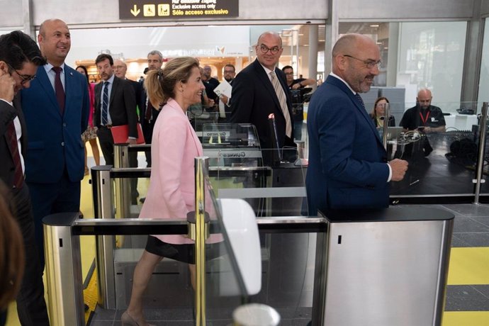 La ministra de Transportes, Raquel Sánchez, en las nuevas instalaciones del aeropuerto Tenerife Sur