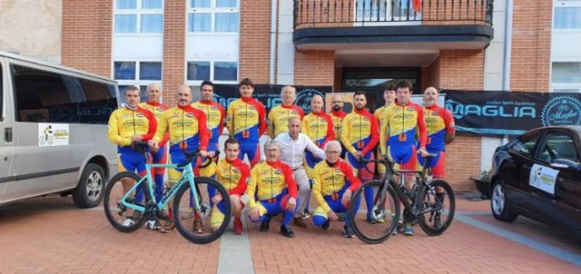 Archivo - Integrantes del club posan el día de su presentación en sociedad.