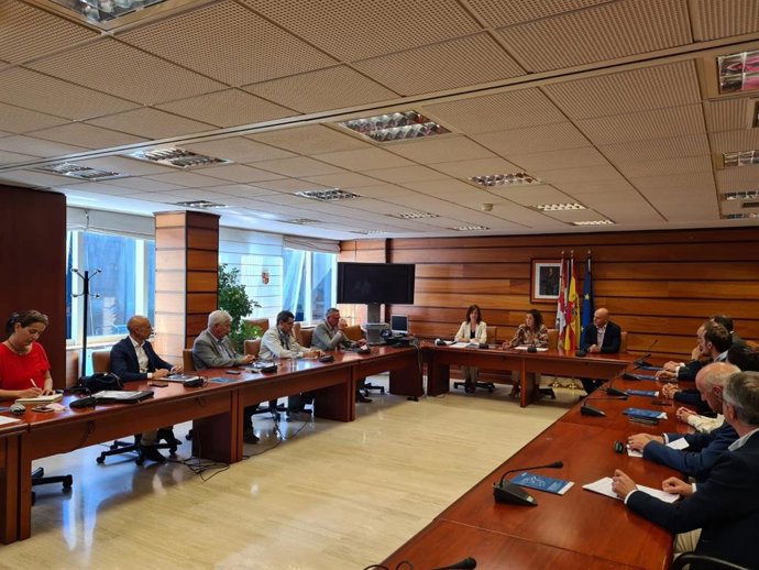 La consejera de Movilidad y Transformación Digital, María González Corral preside la reunión que ha mantenido con las asociaciones CyLog
