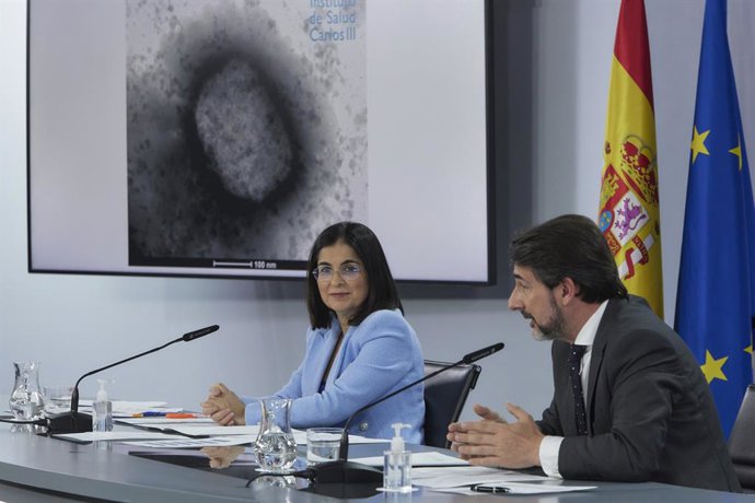 La ministra de Sanidad, Carolina Darias, y el director del Instituto Sanitario Carlos III, Cristóbal Belda, participan en la rueda de prensa posterior al Consejo Interterritorial del SNS, a 25 de mayo de 2022, en Madrid (España). Durante la rueda de pre