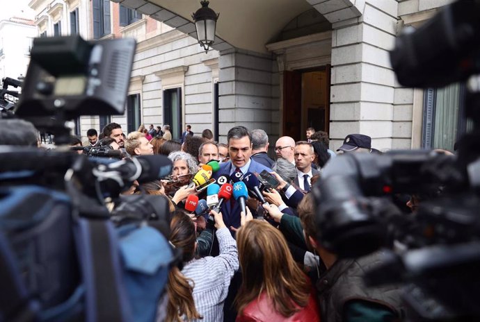 El presidente del Gobierno, Pedro Sánchez, responde a los medios a su salida de una sesión plenaria, en el Congreso de los Diputados, a 28 de abril de 2022, en Madrid (España). 