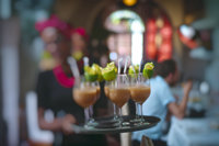 Discotecas catalanas repartirán tapas de vasos para evitar agresiones sexuales con drogas