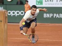 Alcaraz regala su primer show en París