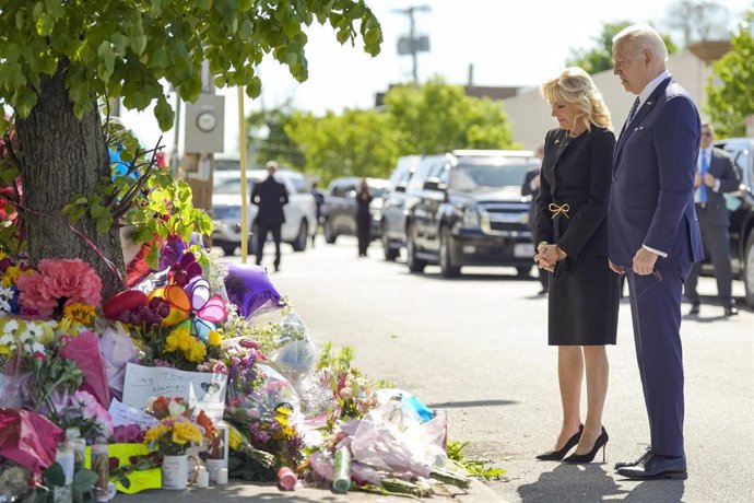 El presidente, Joe Biden, y la primera dama, Jill Biden, muestran sus respetos en un improvisado altar floral por las víctimas de un tiroteo en un centro comercial de Búfalo a mediados de mayo de 2022.