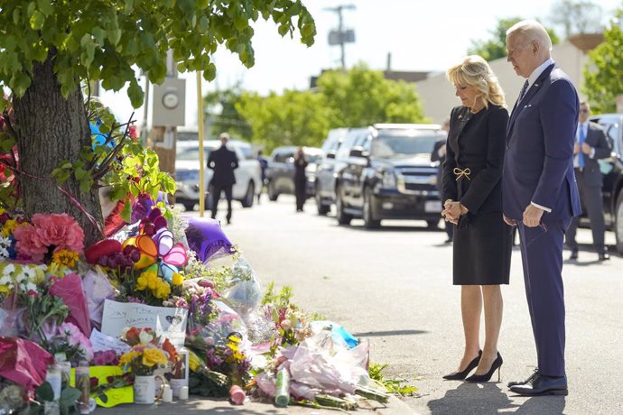 17 May 2022, US, Buffalo: US President Joe Biden (R)and first lady Jill Biden pay their respects to the victims of Saturday's shooting at a memorial across the street from the TOPS Market, where a gunman killed 10 people and wounded three others last w