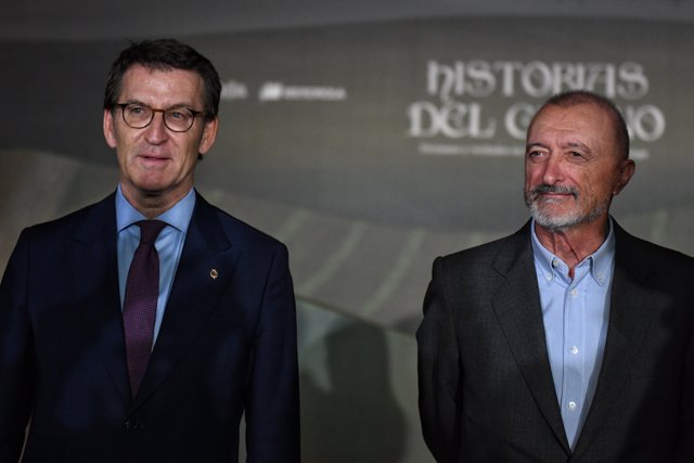 El escritor Arturo Pérez-Reverte (d) presenta el libro ‘Historias del Camino’ junto al presidente del Partido Popular, Alberto Núñez Feijóo (i), en el Museo de Reina Sofía