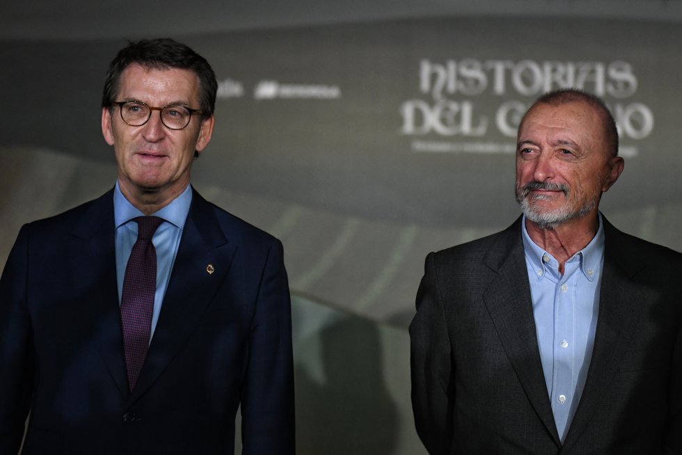 El escritor Arturo Pérez-Reverte (d) presenta el libro Historias del Camino junto al presidente del Partido Popular, Alberto Núñez Feijóo (i), en el Museo de Reina Sofía