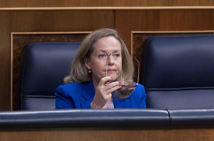 La vicepresidenta primera y ministra de Asuntos Económicos y Transformación Digital, Nadia Calviño, durante una sesión plenaria en el Congreso de los Diputados, a 25 de mayo de 2022, en Madrid (España). Durante el pleno, el Ejecutivo central debe respon