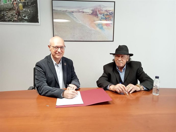 Andrés Carbonero, director general de Protección Social y Cooperación al Desarrollo, y José Jiménez, presidente de la Federación Gaz Kaló, en la firma del convenio.