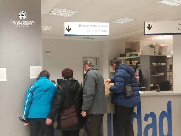 Personas en la oficina de objetos perdidos.