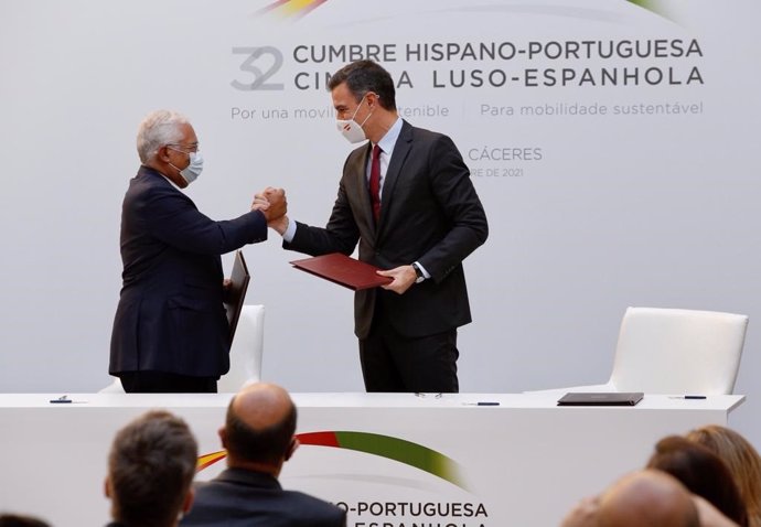 Archivo - Pedro Sánchez y Antonio Costa llegan a la rueda de prensa tras la Cumbre Hispano Lusa de Trujillo